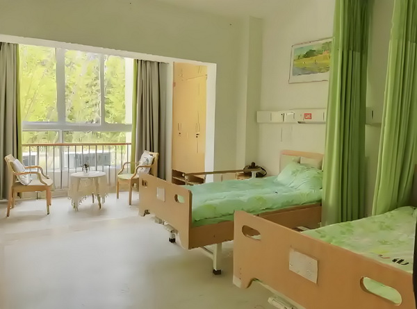 53岁朱茵住山里开破车？